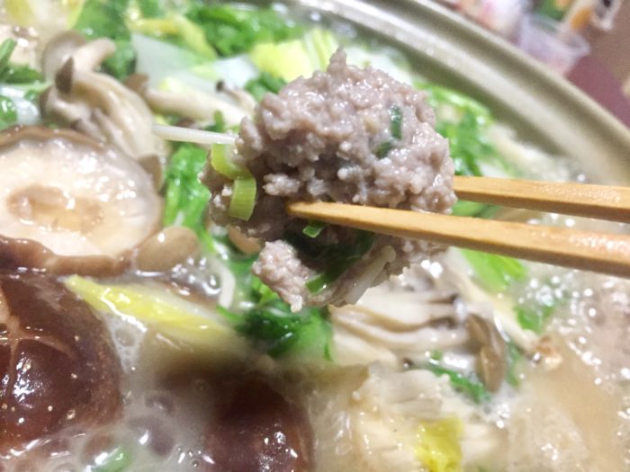 鍋で煮込んだ豚肉団子