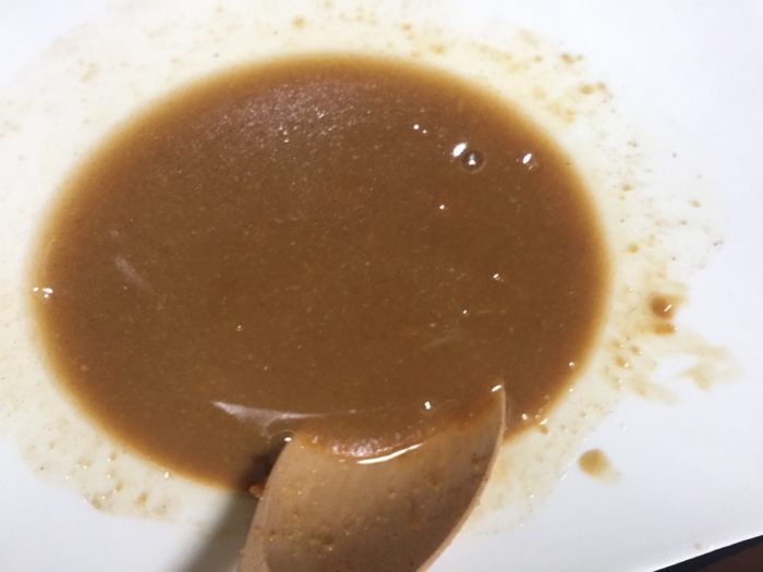 鍋の味の決め手を調剤します。