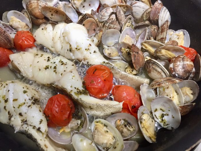 アクアパッツァを食卓に持っていく。
