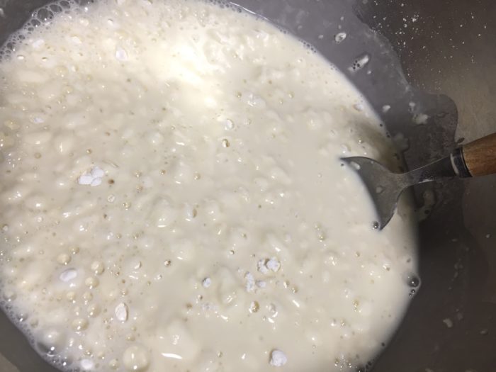 チヂミのタネ作りはダマが無くなるまで混ぜる