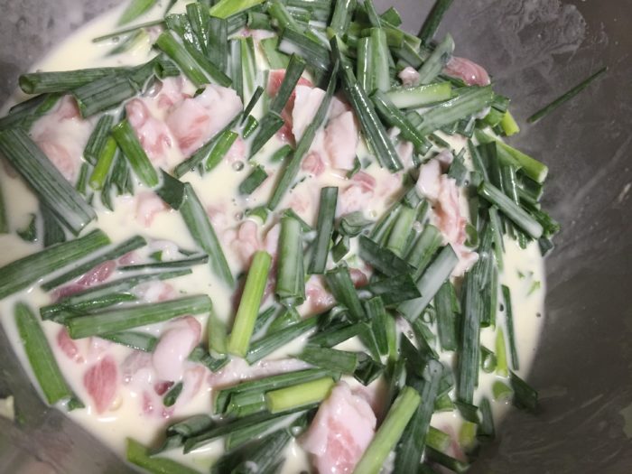 具材を混ぜ合わせてチヂミのタネ作り