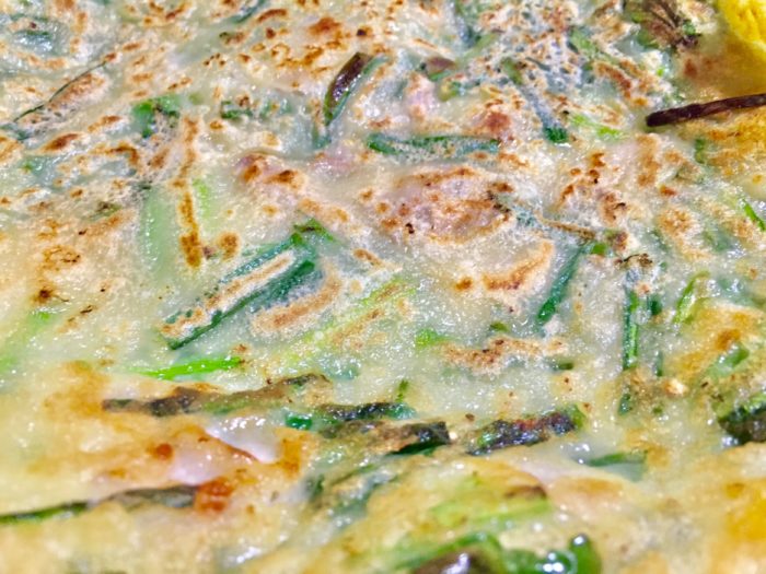 韓国風お好み焼きチヂミの焼き上がり。