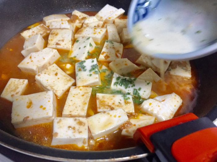 麻婆豆腐にとろみを加える。