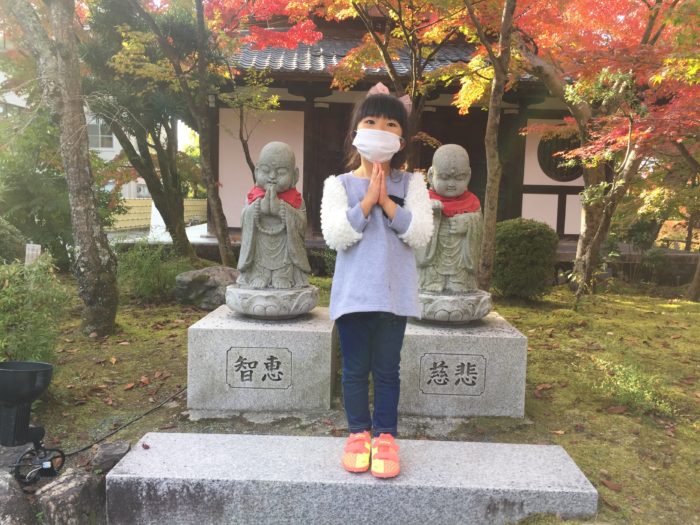 智恵と慈悲と手を合わす娘