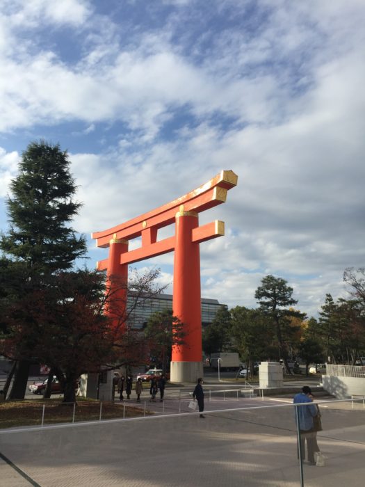 平安神宮の大鳥居斜め図