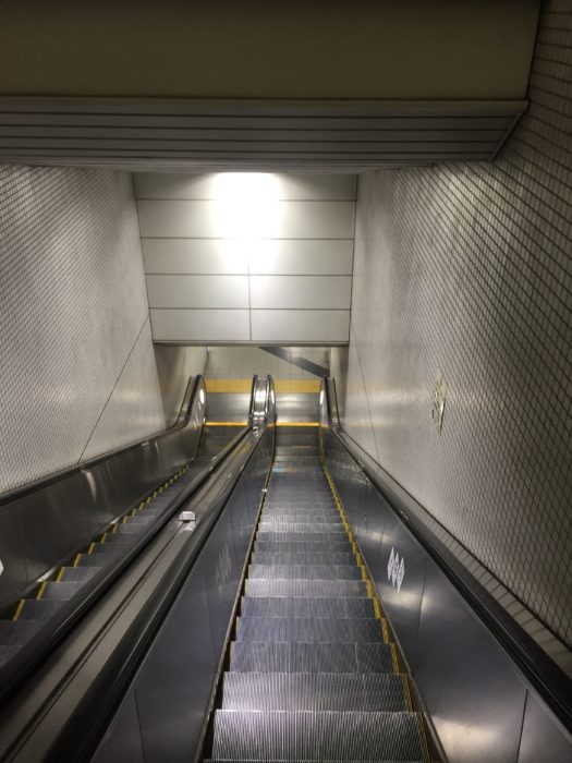 東山駅構内のエスカレーター