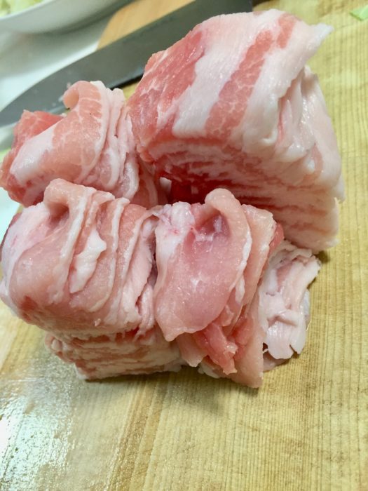 とろ卵豚キャベツ用海鮮うま塩炒めの豚バラをまとめてカットする。