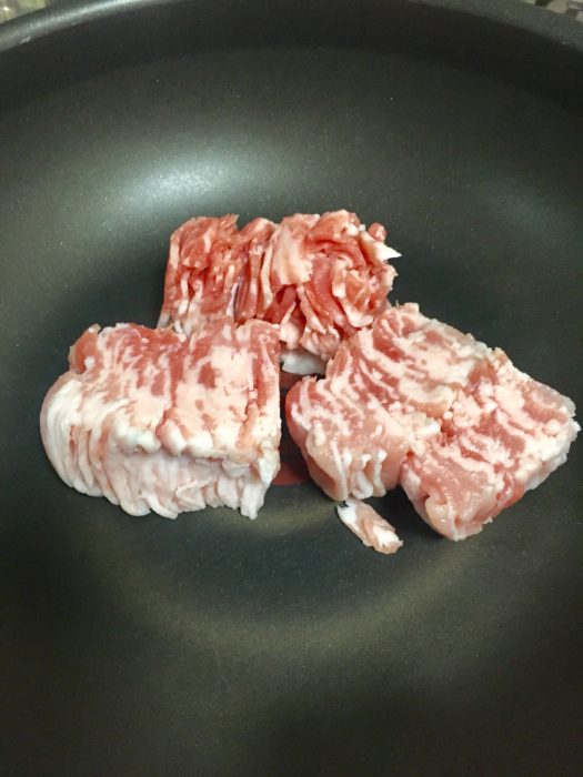 メインの豚バラを丁寧に焼く。