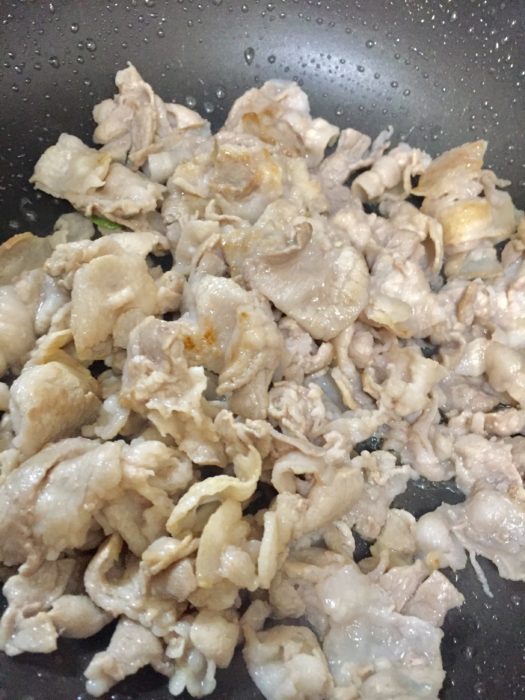 豚バラは炒めるだけでも美味そうだ。