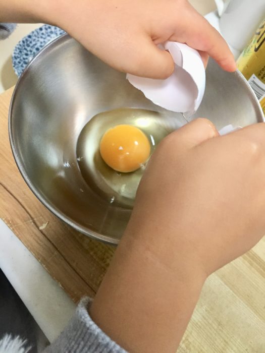 娘の仕事は卵割りと溶き卵
