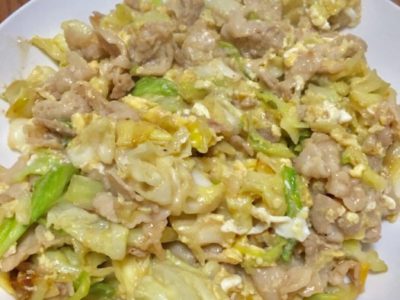 完成した豚バラキャベツ海鮮風を食卓へ持っていく。