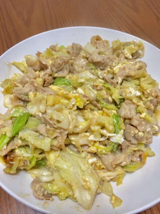 完成した豚バラキャベツ海鮮風を食卓へ持っていく。