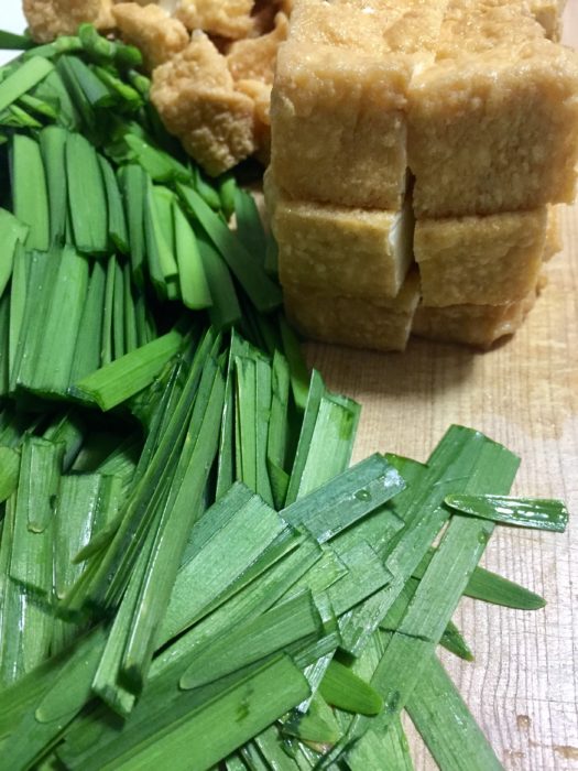厚揚げ甘からそぼろ煮のニラと厚揚げをカット