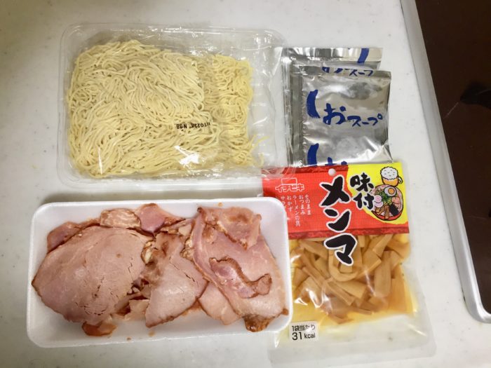 旭川とんこつ塩らーめんの材料