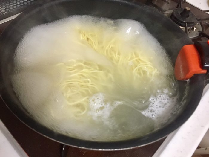 たっぷりの湯で茹でる旭川とんこつ塩らーめん