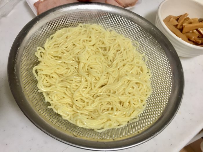 茹で上がったらしっかりと水を切る旭川とんこつ塩らーめん