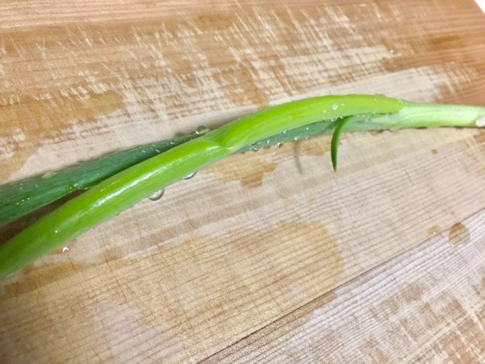 エビチリのアクセントに長ネギのみじん切り