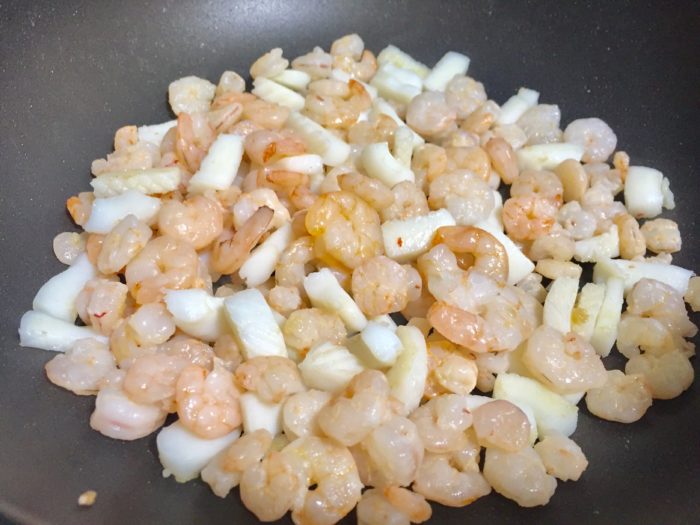 水気を切って弱火で炒めプリプリに焼き上げる。