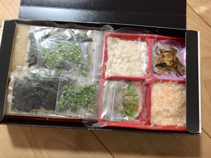 冷凍鶏飯の箱を開けてみる。