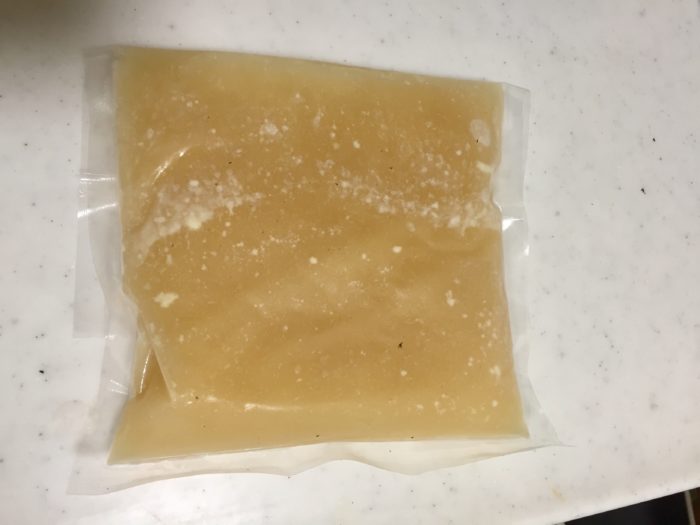 冷凍鶏飯のスープの真空パック