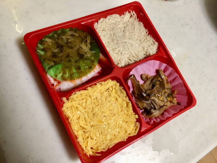 解凍が終わった冷凍鶏飯の具材。