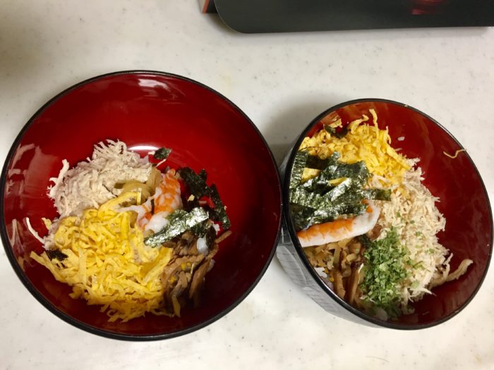 鶏飯の具材をご飯の上に盛り付ける。