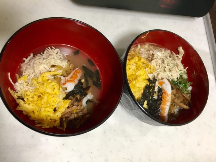 ご飯、具材、スープの順に盛り付けて鶏飯が完成します。
