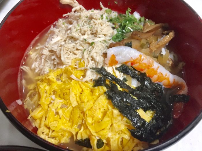 完成した鶏飯はお茶漬けみたいだが味は格別。