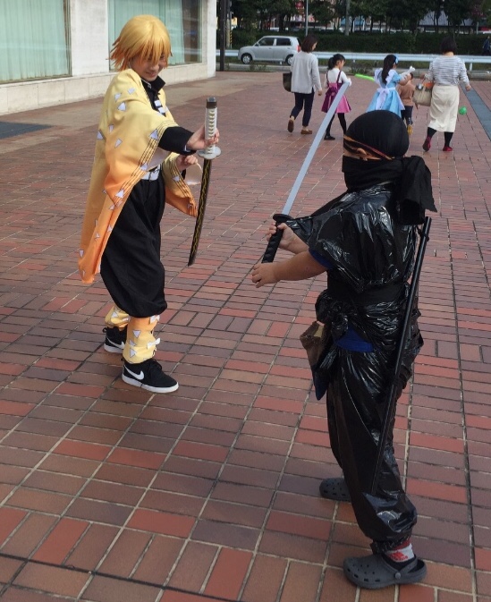 鬼滅の刃の我妻善逸コスと戦う忍者!