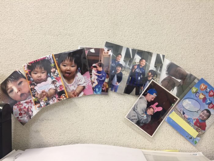 職場のデスクの目の前には子ども写真