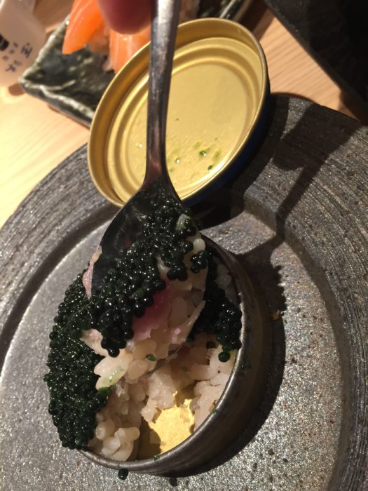 キャビア寿司を掬う。