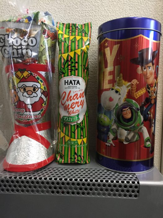 クリスマスブーツとシャンメリーと電池缶お菓子