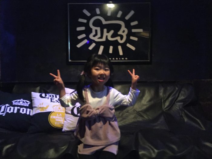 CLUB MOVEのフロアのソファではしゃぐ美月