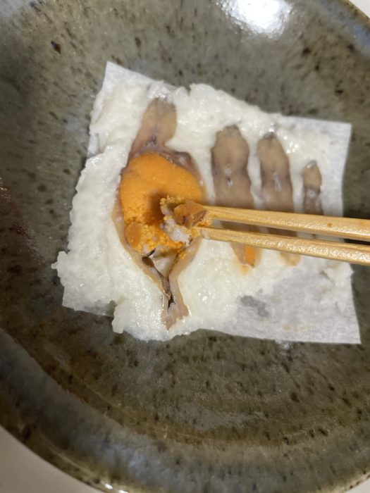 鮒ずしは好きな量だけ適量をつまめます。