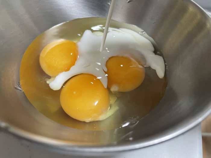 ふわふわ卵の準備
