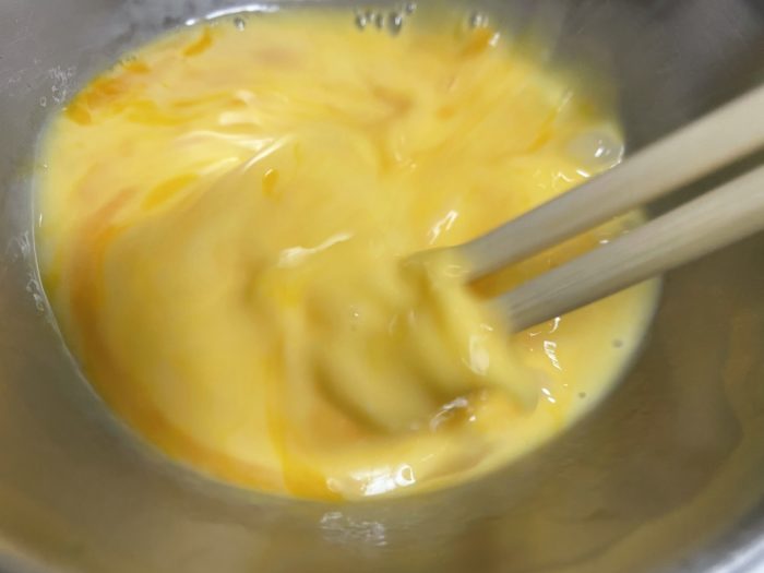 卵を牛乳を適当に混ぜ合わせる。