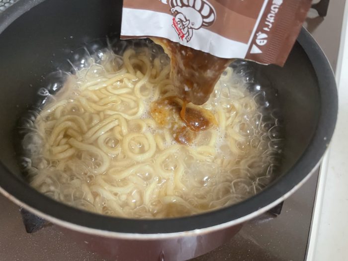 液体スープを投入しひと煮立ち