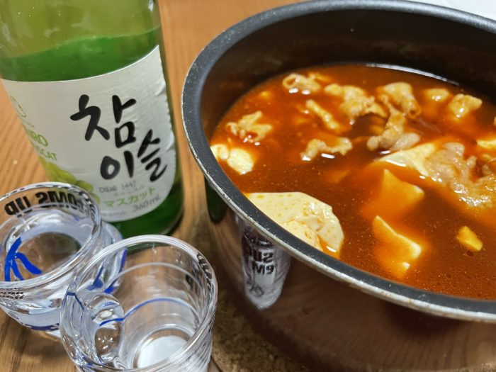 チャミスルとキムチ豚バラ豆腐鍋