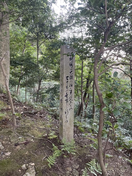 祈祷の太鼓に泣く子へ乳ふくめの石碑