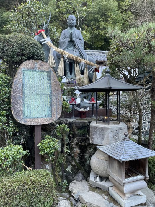 白鹿に乗られた弘法大師 空海の像