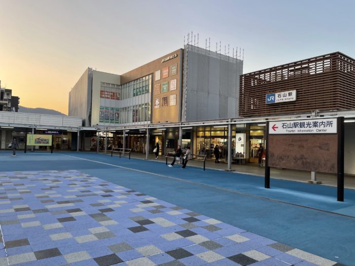 京阪とJRが隣接する石山駅