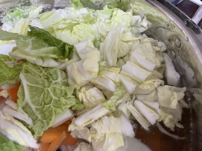 沸騰したお湯に食材を入れて煮込んでいく。