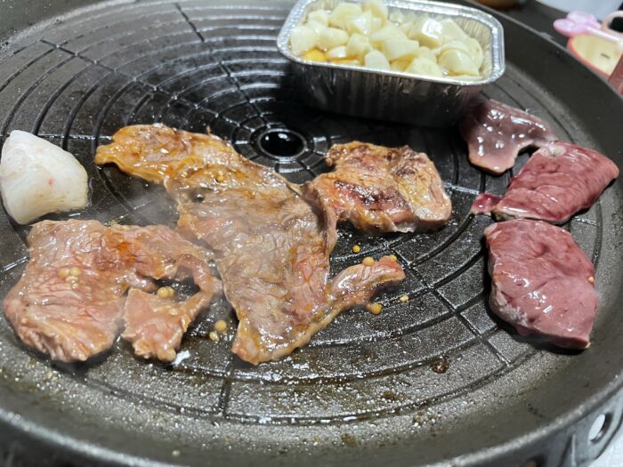 晩メシに焼き肉をする。