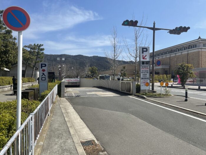 岡崎公園の市営駐車場が安く済む。