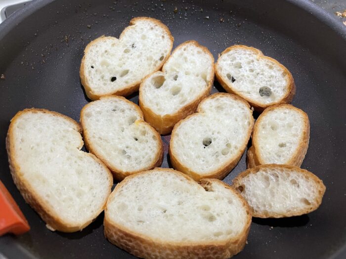 フランスパンinフライパンで香ばしく焼く。