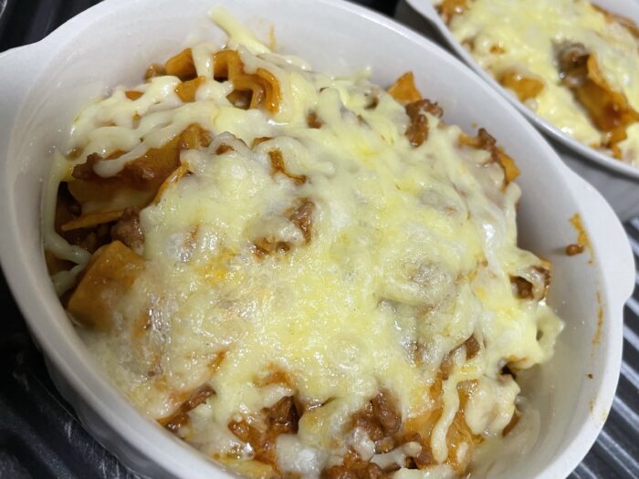 溶けたチーズのとろけ具合も上々にラザニエッテの焼き上げが完了。