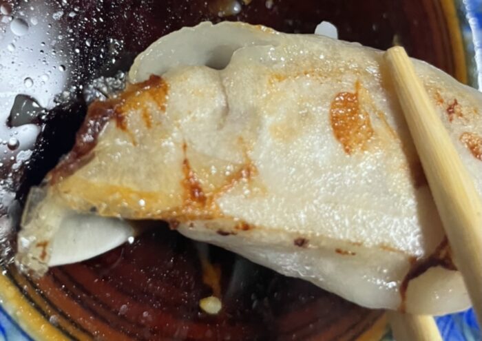 片面焼きでもちもちカリカリの美味しい餃子。