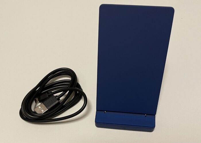 オウルテックの卓上スタンド型Qiワイヤレス充電器は無段階で角度調整が可能
