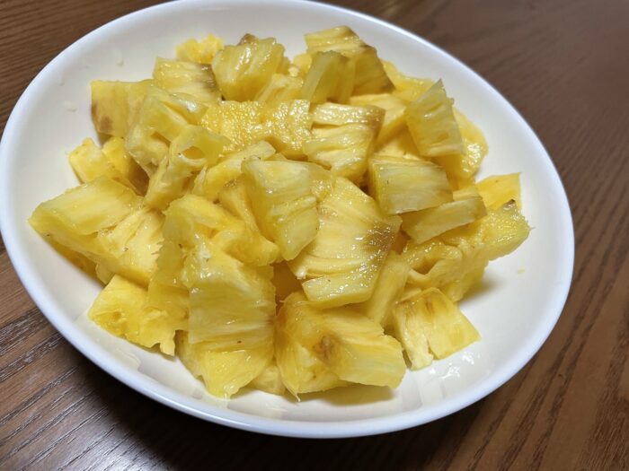 見た目より簡単に切れるパイナップル。