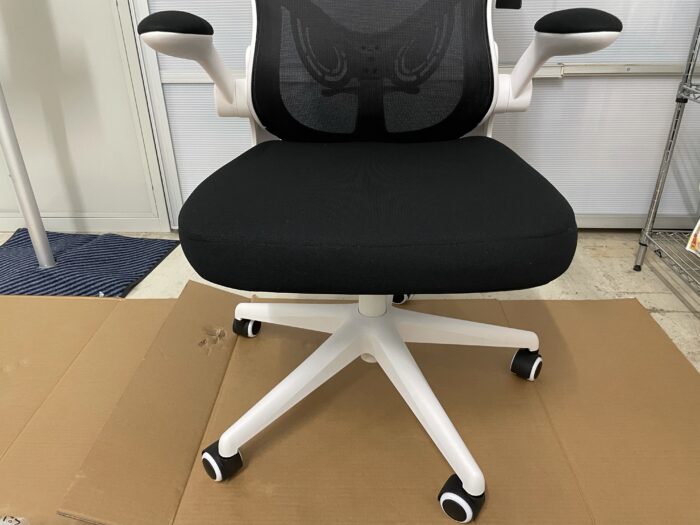 Hbadaのオフィスチェアの足と座面の接続は乗せるだけ。